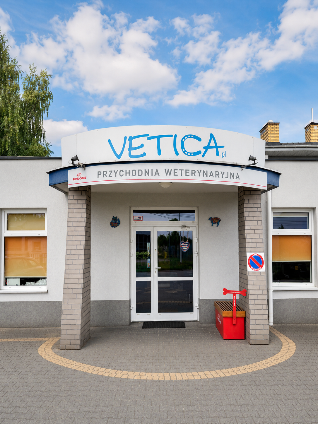 Wejście do przychodni weterynaryjnej Vetica w Kajetanach